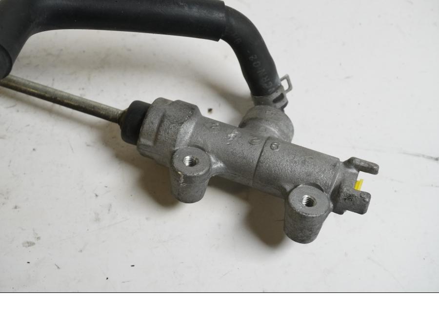 Vänster sida på Bromshuvudcylinder från en Suzuki DL 1000 -2003 motorcykel.