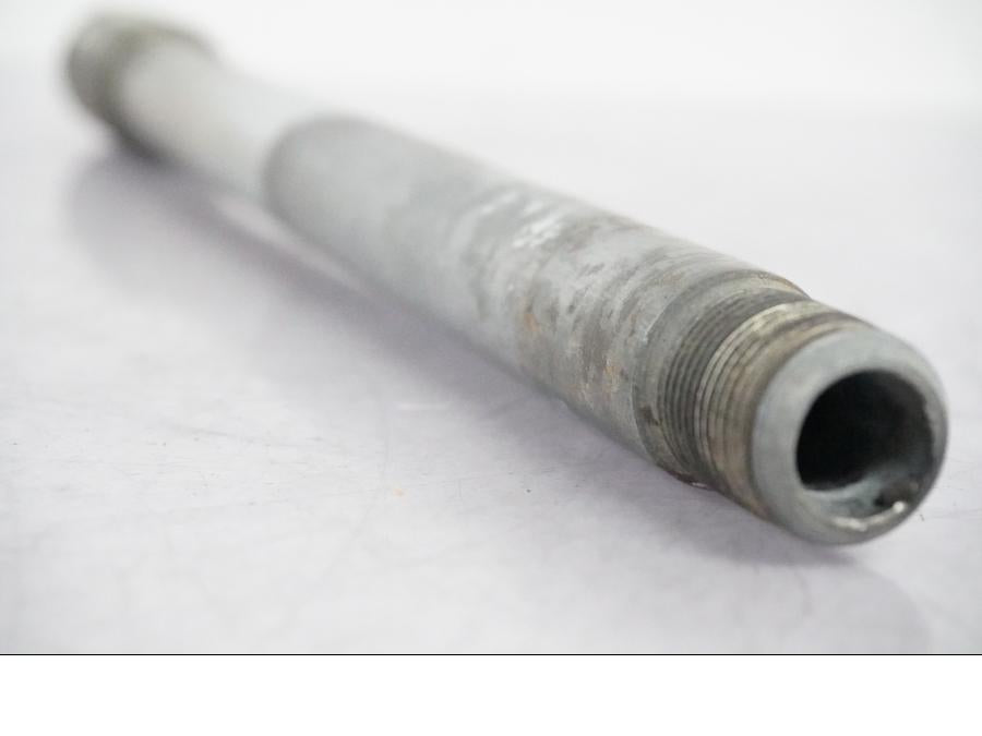 Höger sida på Axel från en Suzuki GSX-R 1000 -2008 motorcykel.