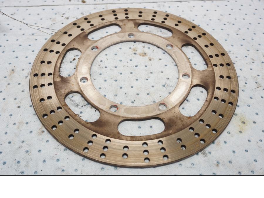 Baksidan på Bromsskiva från en Kawasaki EN 500 -1999 motorcykel.