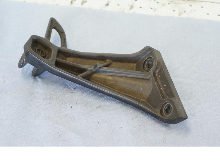 VÀnster sida pÄ FotpinnefÀste frÄn en Suzuki GSX 1300 BK -2008 motorcykel.