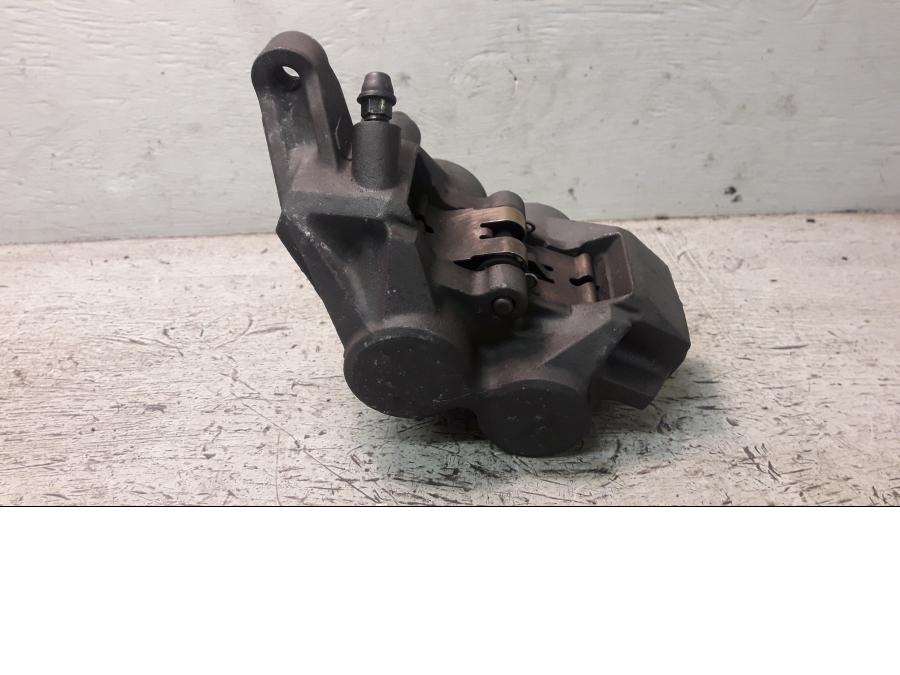 Baksidan på Bromsok från en Yamaha FZ-S 600 -2000 motorcykel.