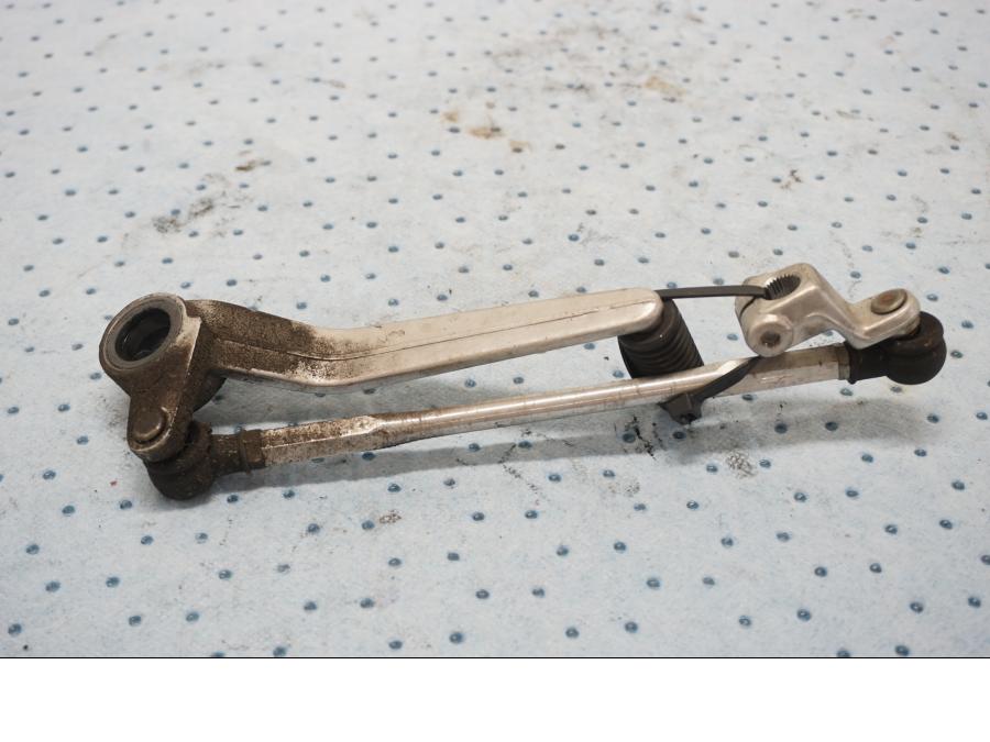 Baksidan på Växelpedal från en Kawasaki ZX-6R -2000 motorcykel.