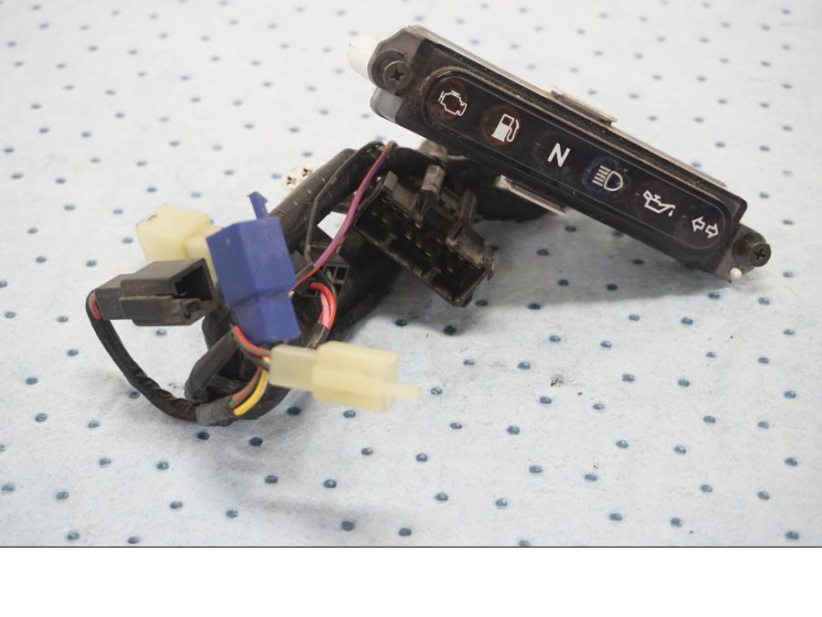 Baksidan på Instrumentkablage från en Triumph Tiger -2001 motorcykel.