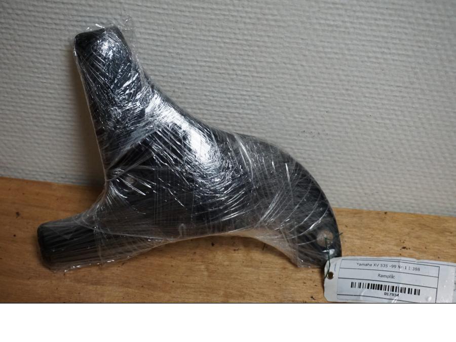 Framsidan på Ramplåt från en Yamaha XV 535 -1999 motorcykel.