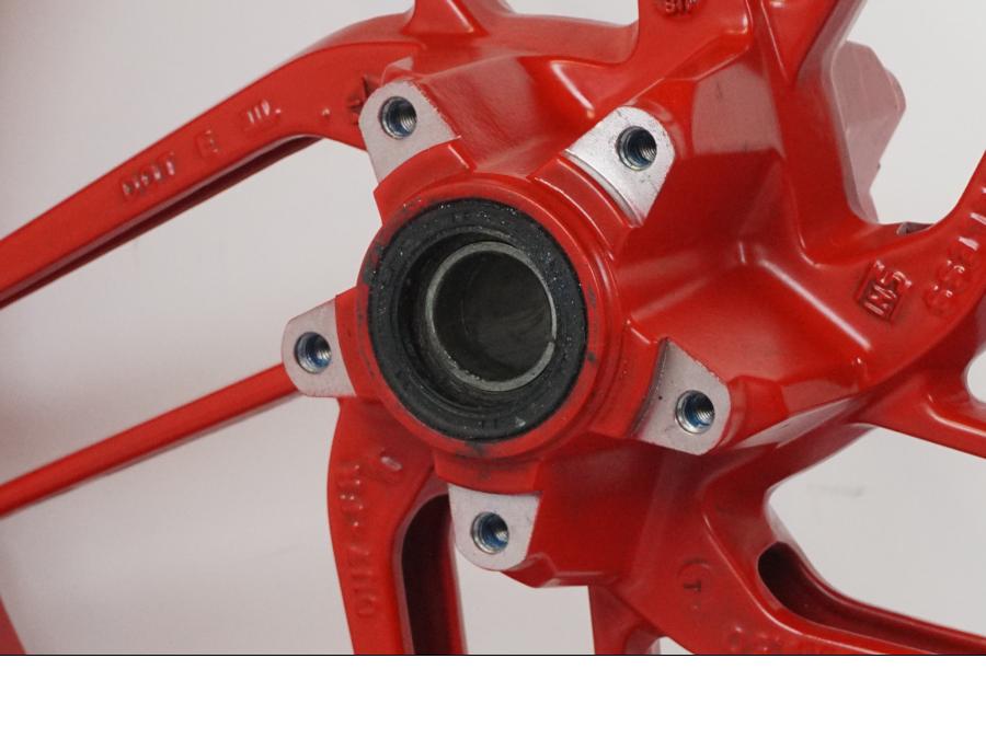 Extrabild1 på Fälg från en Ducati 899 Panigale -2015 motorcykel.