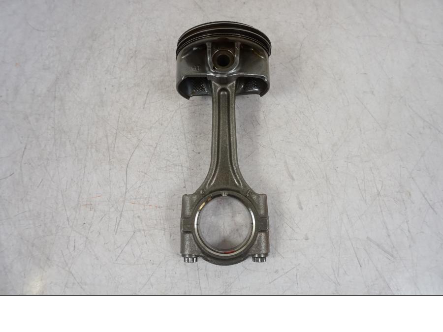 Vänster sida på Kolv från en BMW F 750 GS -2020 motorcykel.