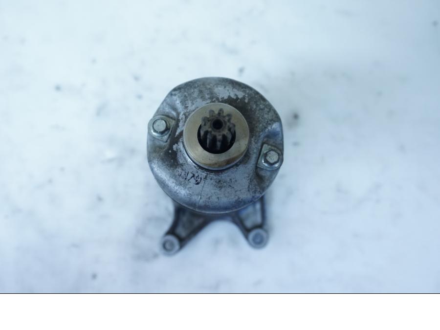 Snett uppifrån på Startmotor från en Yamaha YZF 1000 R -1997 motorcykel.