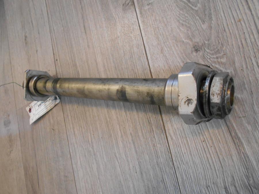 Höger sida på Axel från en Suzuki GSF 1200 -2006 motorcykel.