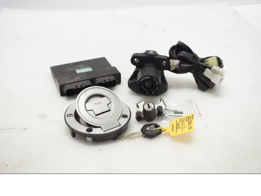 Framsidan på Låssats från en Yamaha FZ1-S -2006 motorcykel.