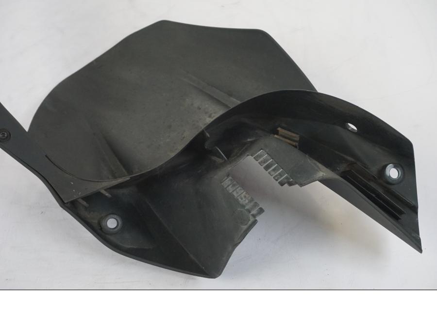 Snett nerifrån på Svingskärm från en KTM 1290 Super Duke R -2015 motorcykel.