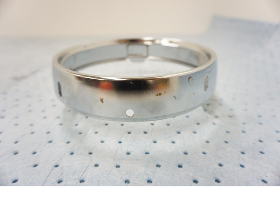 Höger sida på Strålkastarsarg från en Yamaha XVS 1300 cu striker -2016 motorcykel.