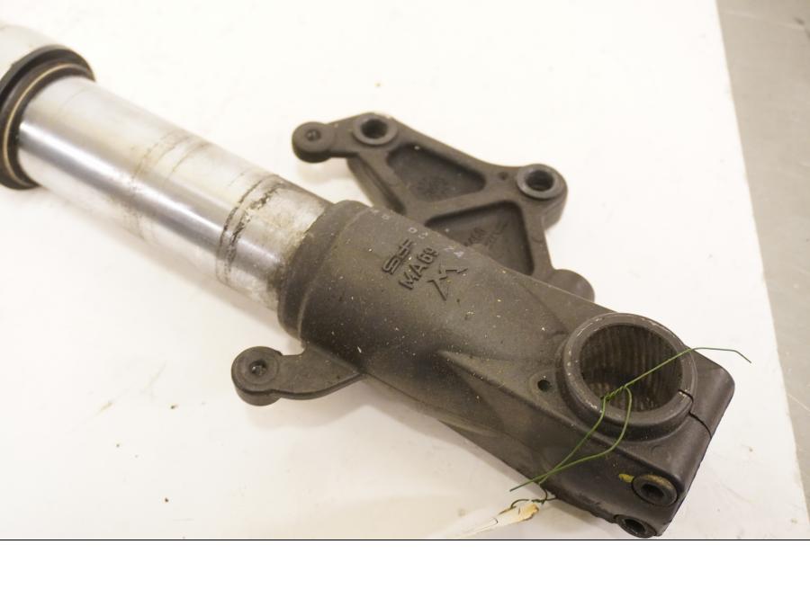 Snett nerifrån på Gaffelben från en Cagiva Raptor 1000 -2002 motorcykel.