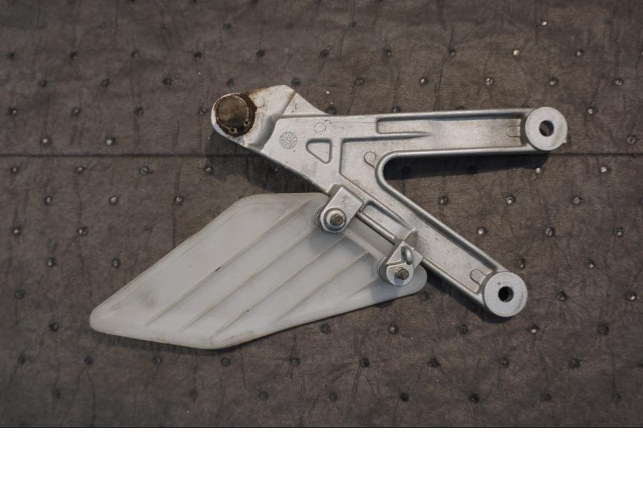 Baksidan på Fotpinnefäste från en Honda NSR 125 -1998 motorcykel.