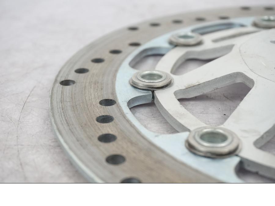 Vänster sida på Bromsskiva från en Honda VFR 800 -2002 motorcykel.