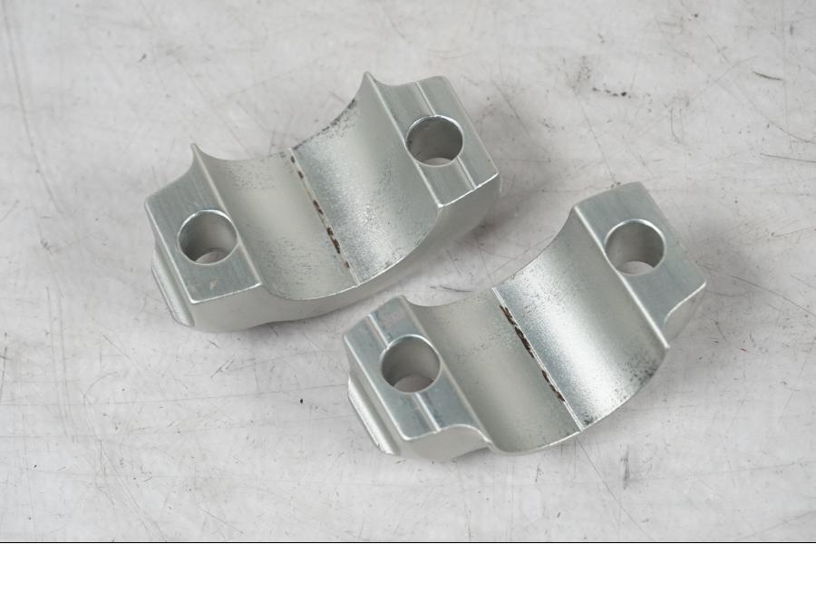 Snett uppifrån på Styrfäste från en KTM 690 SM R -2009 motorcykel.