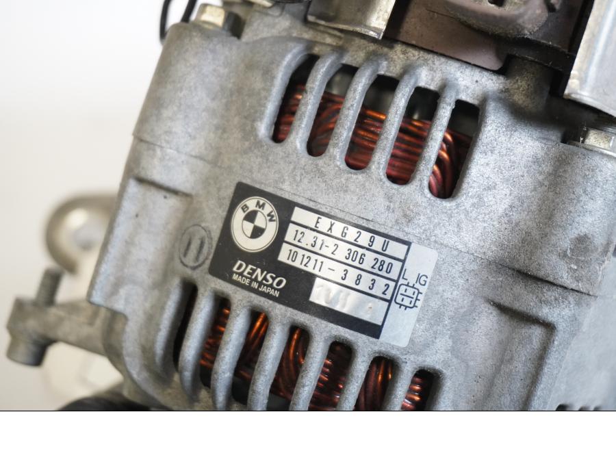 Höger sida på Generator från en BMW R 1200 R -2007 motorcykel.