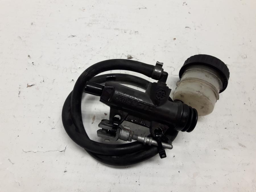 Framsidan på Bromshuvudcylinder från en BMW K 1200 LT -2006 motorcykel.