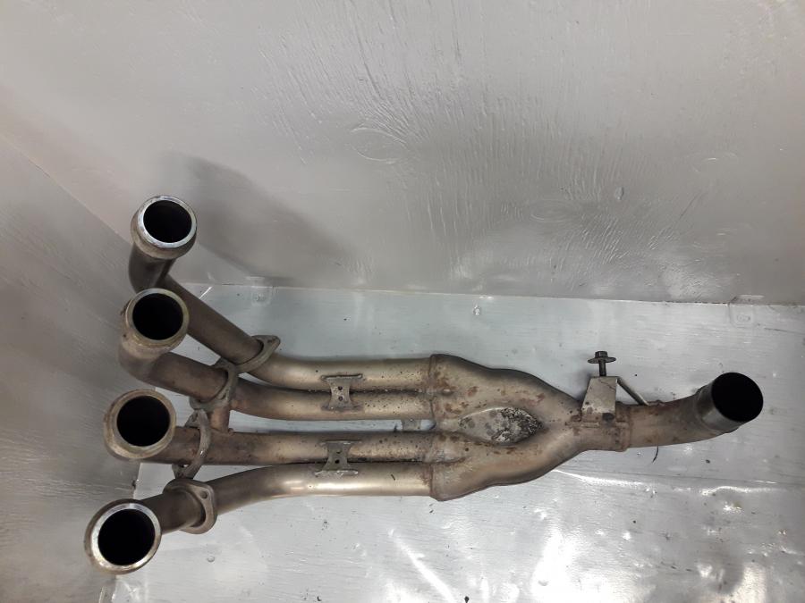 Höger sida på Grenrör från en Yamaha FZ-6 -2004 motorcykel.