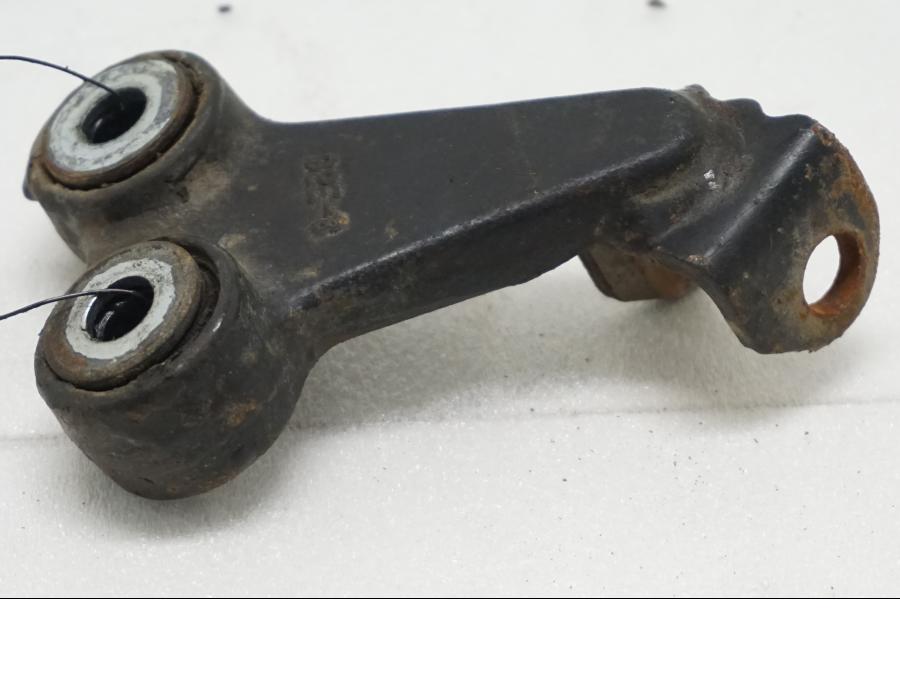 Baksidan på Fotpinnefäste från en Suzuki DR 650 -1996 motorcykel.