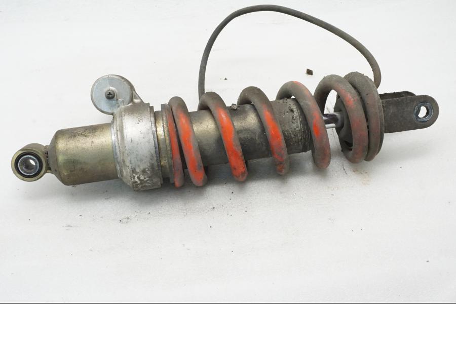 Baksidan på Stötdämpare från en Honda VFR 750 -1990 motorcykel.