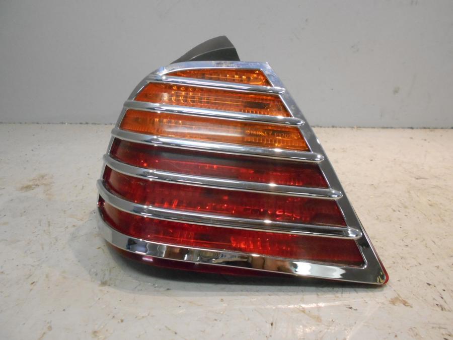 Framsidan på <p>Baklampa vänster från Honda GL 1800 A 2001.</p>
<p>Från sidoväska. Okej skick.</p> motorcykel.