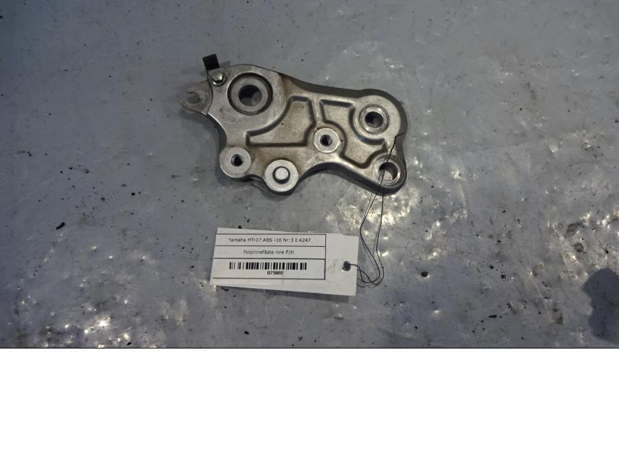 Framsidan på Fotpinnefäste inre från en Yamaha MT-07 -2016 motorcykel.