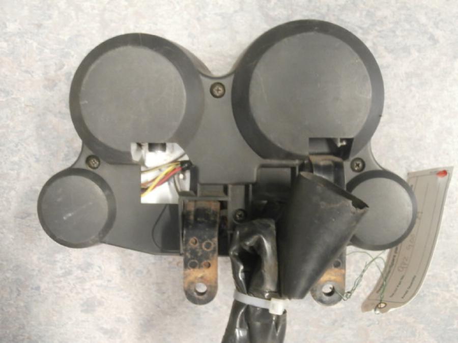 Baksidan på Instrumentpanel från en Kawasaki GPZ 900 -1989 motorcykel.