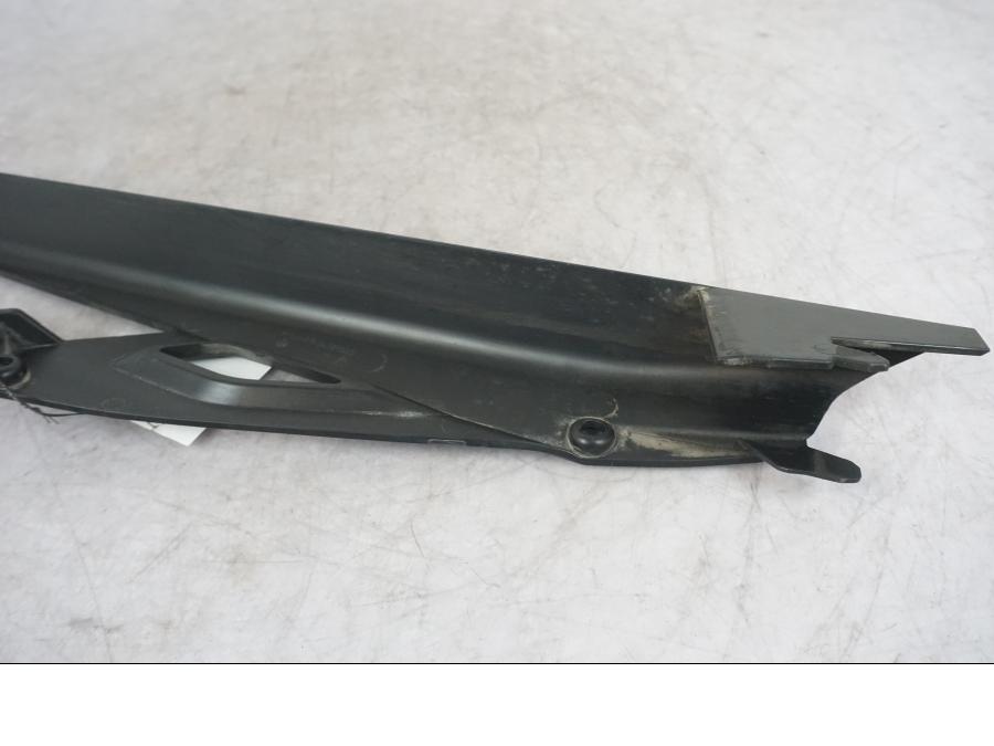 Snett nerifrÄn pÄ Kedjeskydd frÄn en KTM 1290 Super Adventure S -2022 motorcykel.