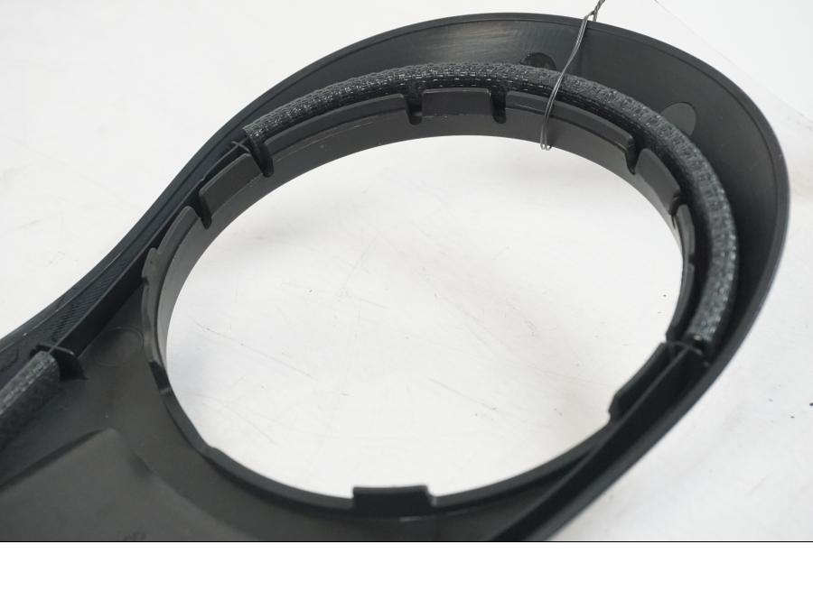 Snett nerifrån på Bensintankskåpa från en KTM 1290 Super Duke R EVO -2023 motorcykel.