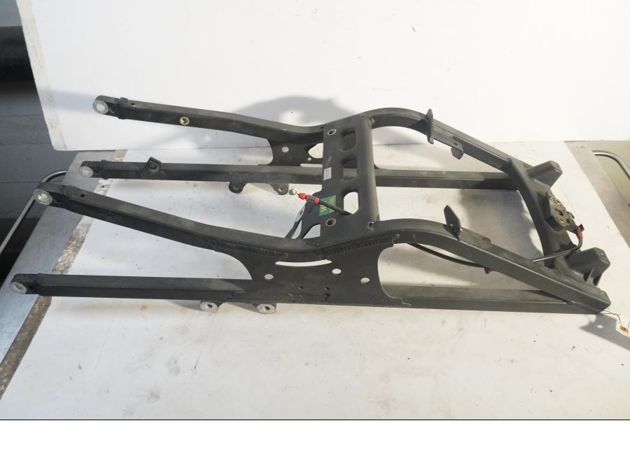 Vänster sida på Bakram från en Triumph Daytona 650 -2005 motorcykel.