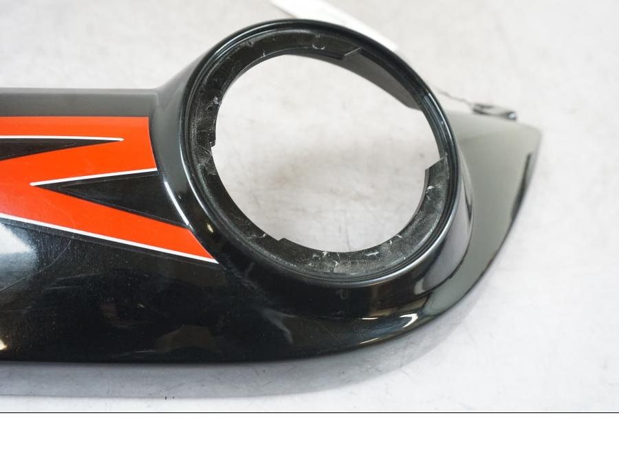 Vänster sida på Bakvinge från en BMW F 800 R -2018 motorcykel.