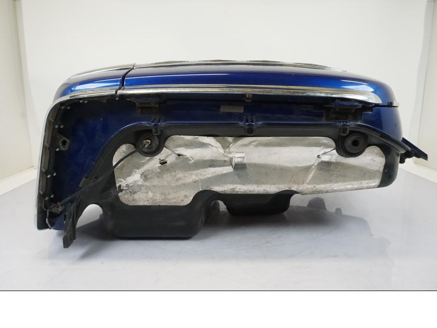 Vänster sida på <p>Sidoväska höger från Honda GL 1800 A 2001.</p>
<p>Låsmekanismen är sönder går ej att "låsa"</p>
<p>Locket åker upp så fort du stänger.</p>
<p>Repor finns samt att det saknas en del av kromlisten se bilder. Blinkers. Okej skick.</p> motorcykel.