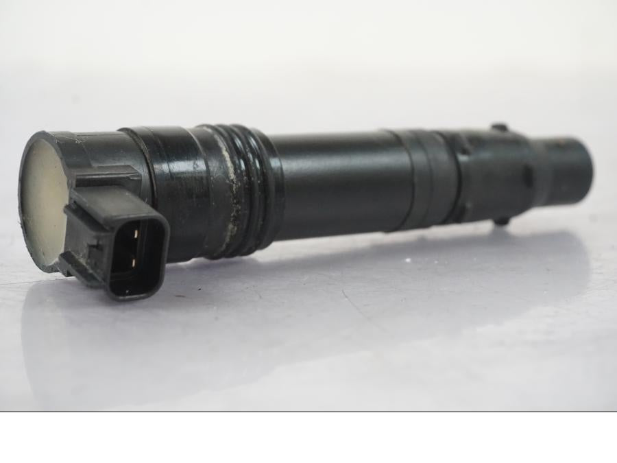 Vänster sida på Tändspole från en Kawasaki ZZ-R 1400 -2009 motorcykel.