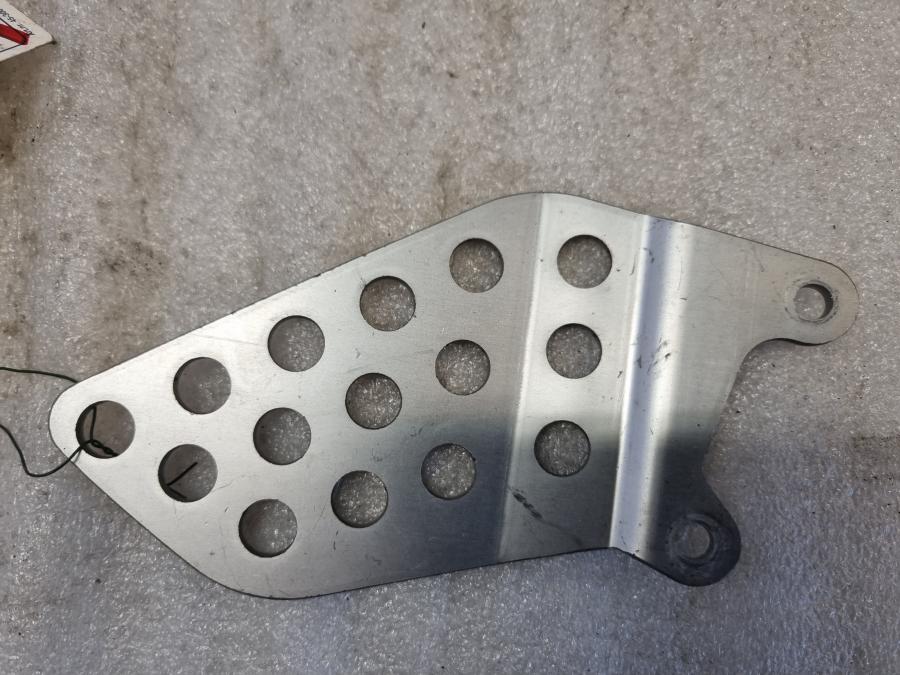 Baksidan på Fotpinnehälskydd från en Honda CBR 1000 RR -2004 motorcykel.