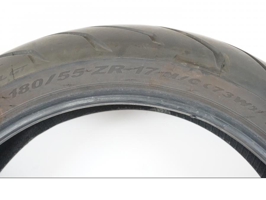 Baksidan på <p>Begagnad däck av märket Pirelli och modell Gran Turismo Angel GT.</p>
<p>Dimension 180/55 ZR 17 M/C (73W). </p>
<p>Mönsterdjup ca: (5,30mm i mitten) (4,35mm yttre däck) ca 80% kvar.</p>
<p>Tillv 1821.</p>
<p>Mindre märke finns se bild.</p> moped.