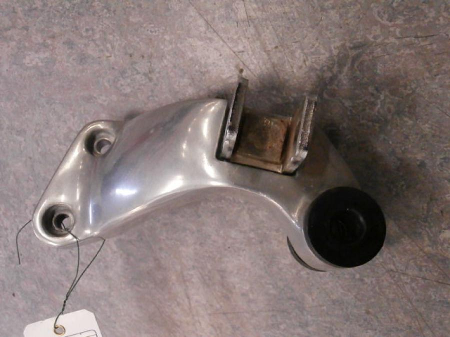 Vänster sida på Fotpinnefäste från en Kawasaki VN 1500 -1995 motorcykel.