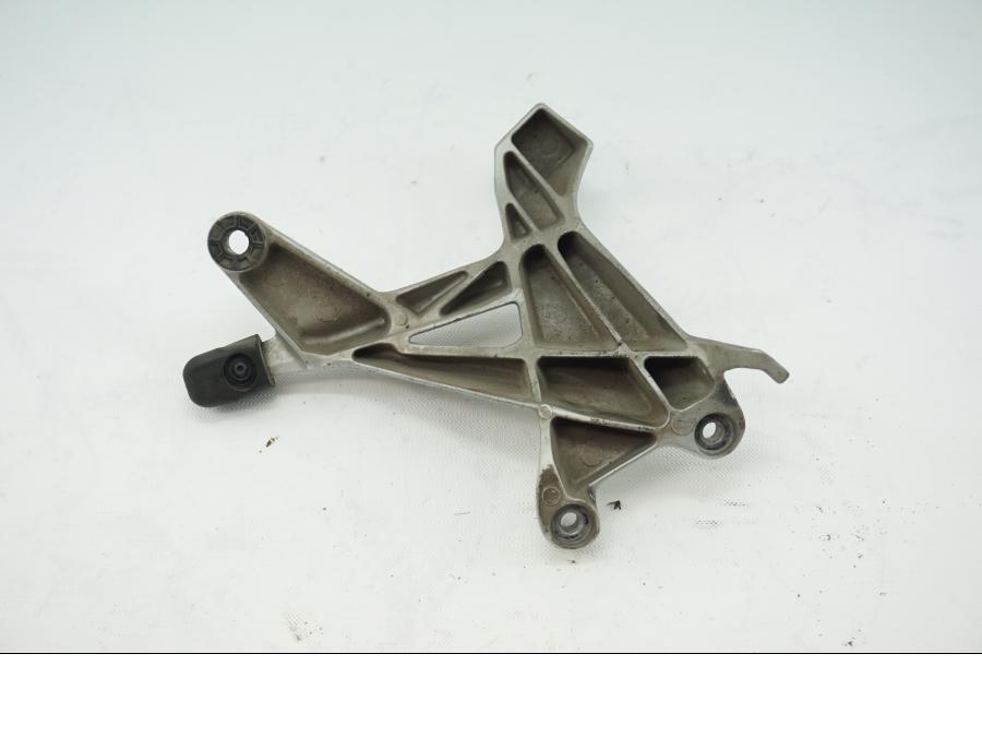 Baksidan på Fotpinnefäste från en Honda VFR 1200 -2012 motorcykel.