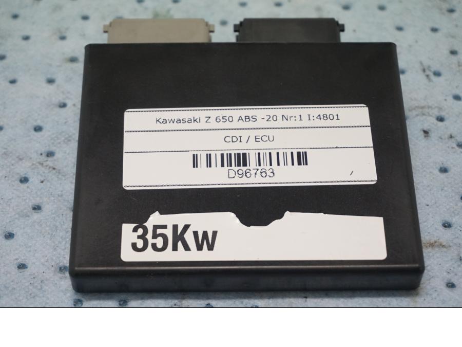 Baksidan på CDI / ECU från en Kawasaki Z 650 ABS -2020 motorcykel.