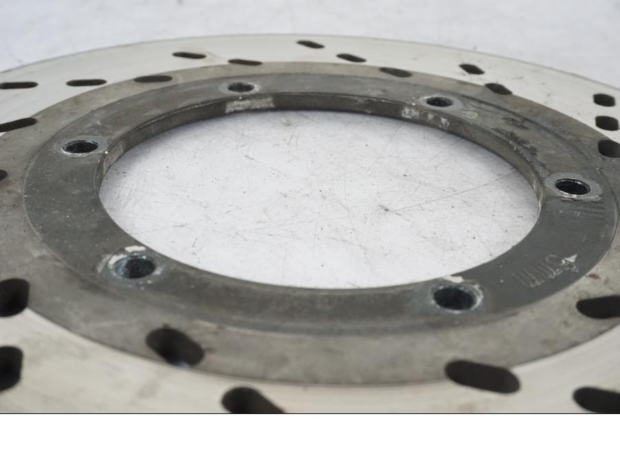 Snett nerifrån på Bromsskiva från en Suzuki GSX 550 EF -1985 motorcykel.