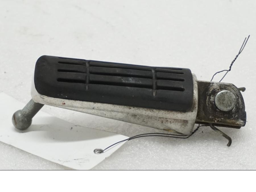 Framsidan på Fotpinne från en Yamaha TDM 900 -2002 motorcykel.