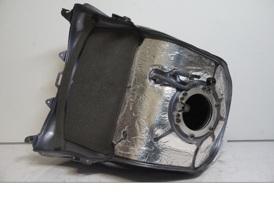 Extrabild6 på <p>Bensintank från en Yamaha YZF 1000 R1 2005.</p>
<p>Buckla samt mindre bucklor och andra skador på höger sidan. Repobjekt. Repor och lacksläpp.</p> motorcykel.