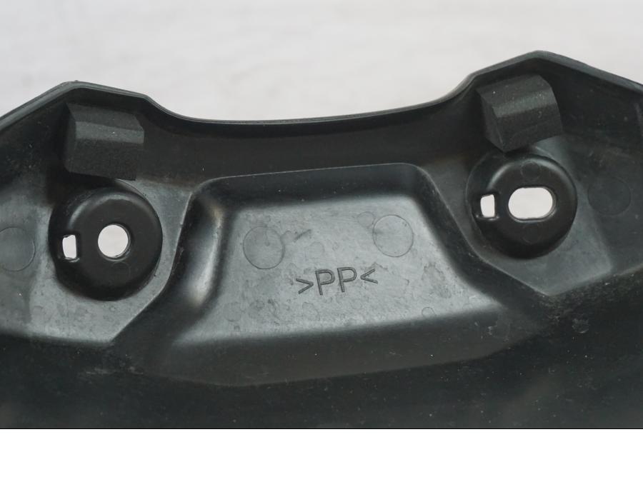 Vänster sida på Bensintankskåpa från en Yamaha MT-09 -2016 motorcykel.