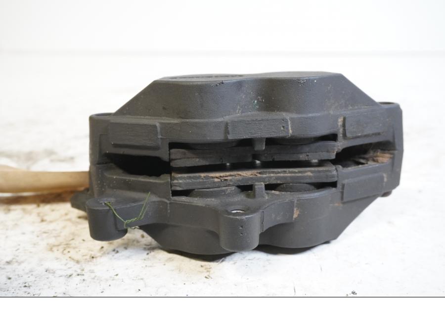 Höger sida på Bromsok från en BMW R 850 R -2004 motorcykel.