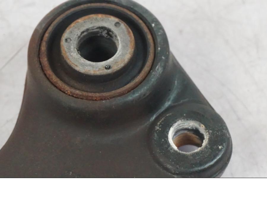 Vänster sida på Motorfäste från en Suzuki GSF 1250 -2010 motorcykel.