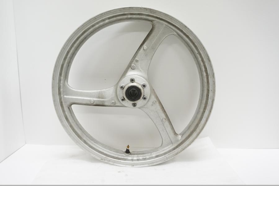 Baksidan på Fälg från en Honda XL 1000 V -2008 motorcykel.