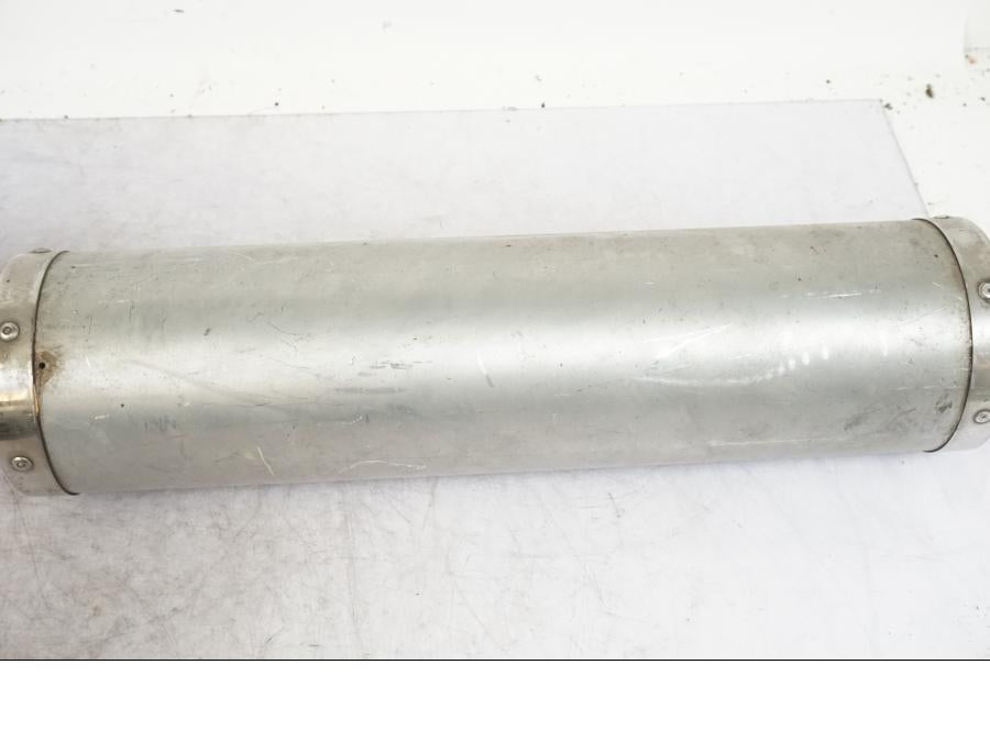 Snett nerifrån på Ljuddämpare från en Yamaha YZF R6 -2000 motorcykel.