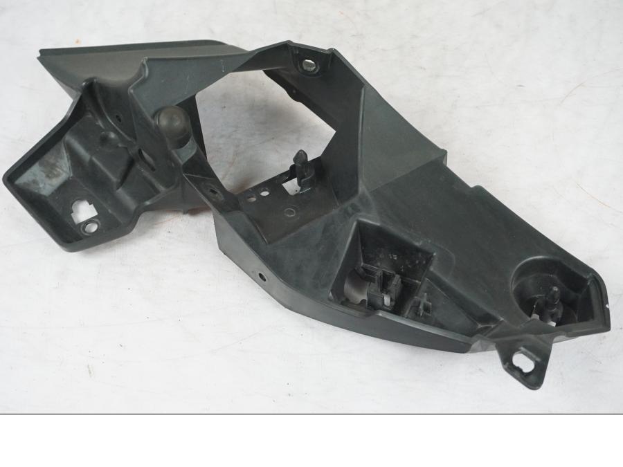 Snett uppifrån på Sidkåpa från en Yamaha MT 125 -2017 motorcykel.