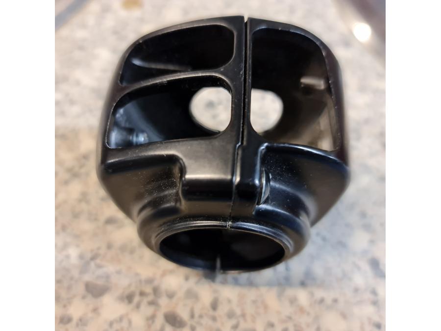 Snett nerifrån på Styrelreglage från en H-D Harley diverse -2000 motorcykel.