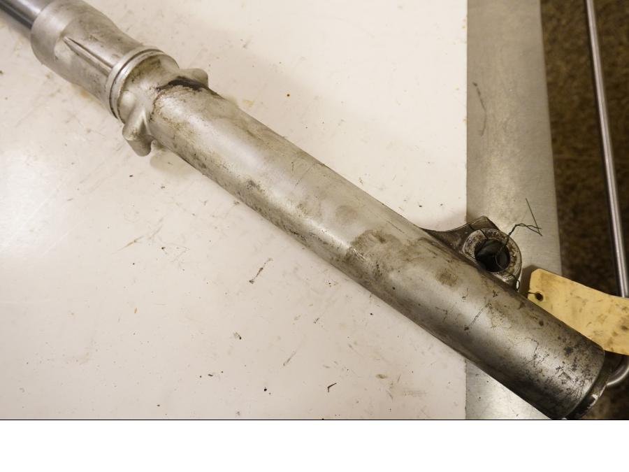 Vänster sida på Gaffelben från en Suzuki DR 750 S -1988 motorcykel.