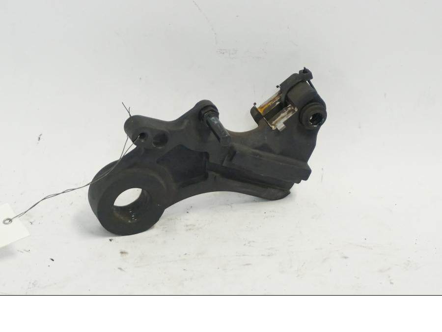 Snett nerifrån på Bromsoksfäste från en KTM 790 Duke -2018 motorcykel.